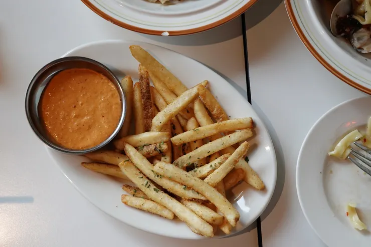 炸薯條  NT$130  |  自製微辣泡菜醬 (還有酸豆醬選項)