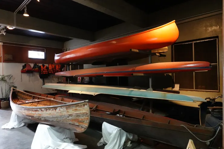 左邊有木梯往上走就是餐廳