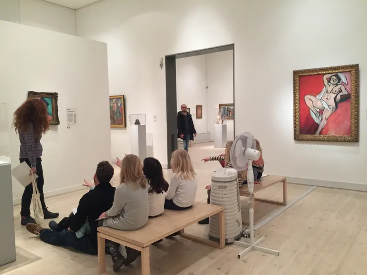 誠實要有禮貌,文明要有分數。 這裡的光線太乾淨,連陰影都被教育過。