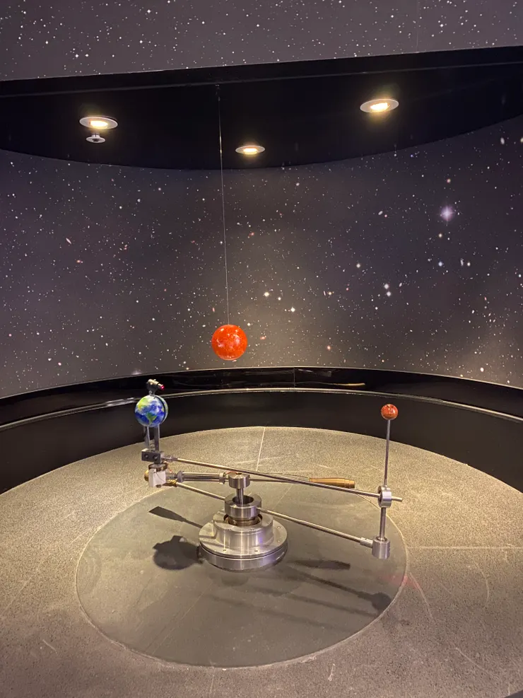 星球體的引力與軌道：太陽、地球與月球