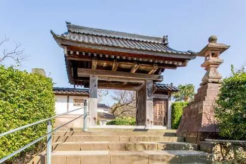 古代宮門外的告示建築,有如現在的山門,和「觀」卦象的形狀相似。