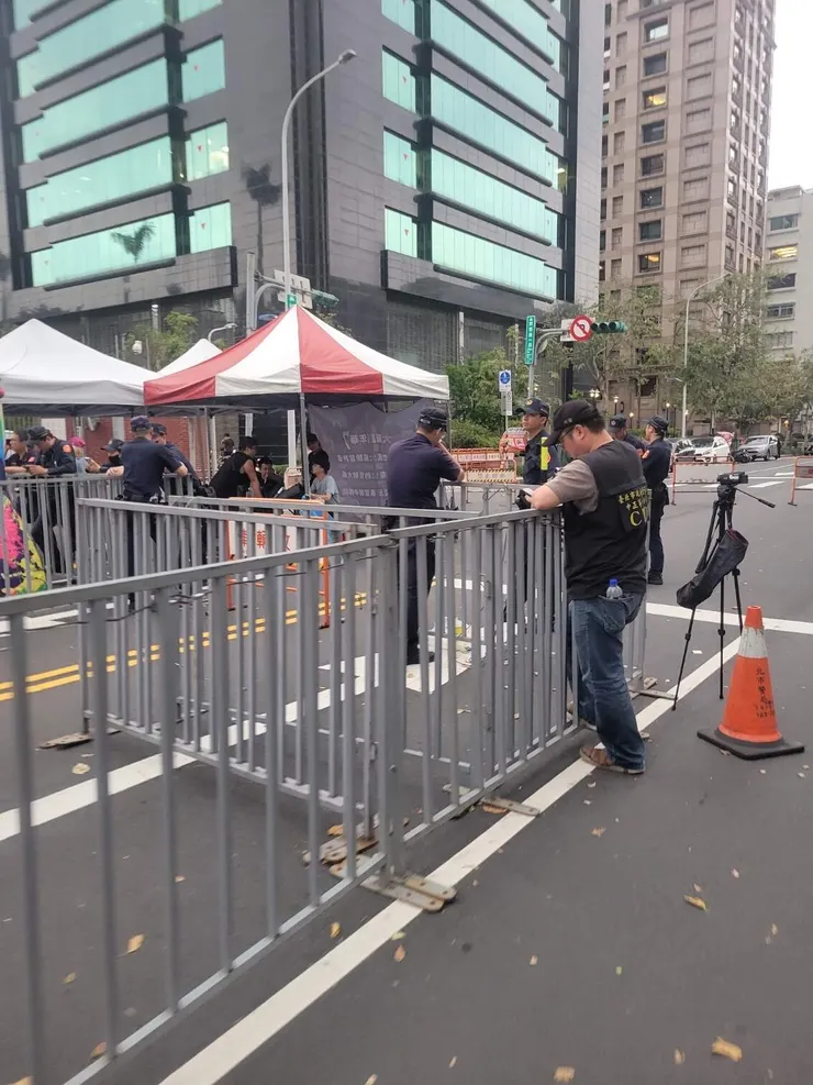 每年大麻遊行總是被一堆台灣人圍觀批評