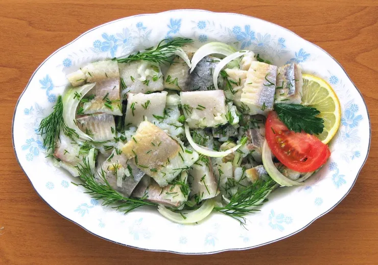 醃鯡魚（By Mariuszjbie - Own work, CC BY-SA 3.0）