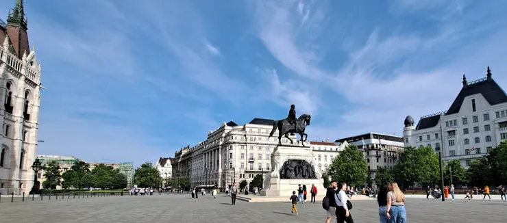 科蘇特廣場.. 捷運到廣場怎麼都要走這麼遠...