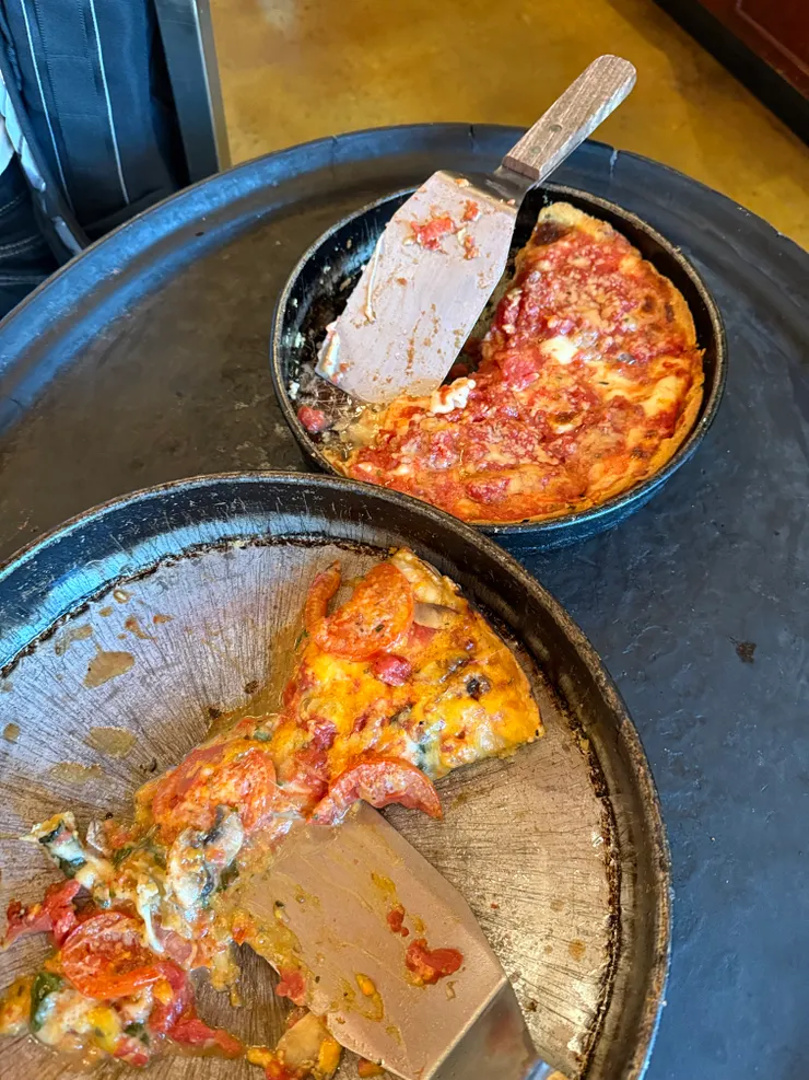 大盤的是medium (3人份) 小盤的是small (2人份)