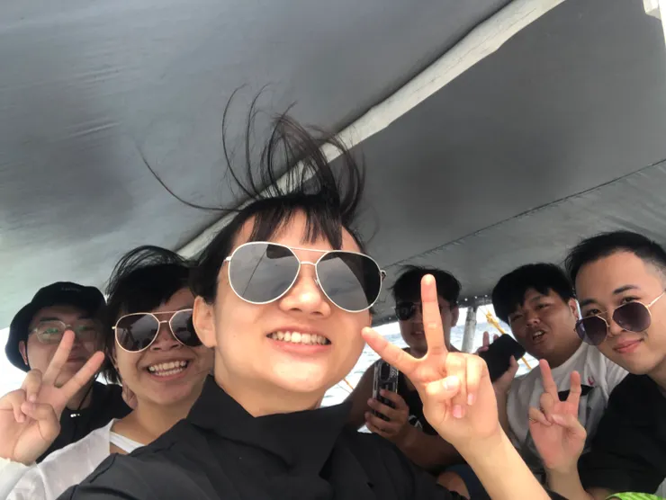 要到資生堂島需要再換小船，之後涉水過去，因為靠近島上的水較淺，船會擱淺。