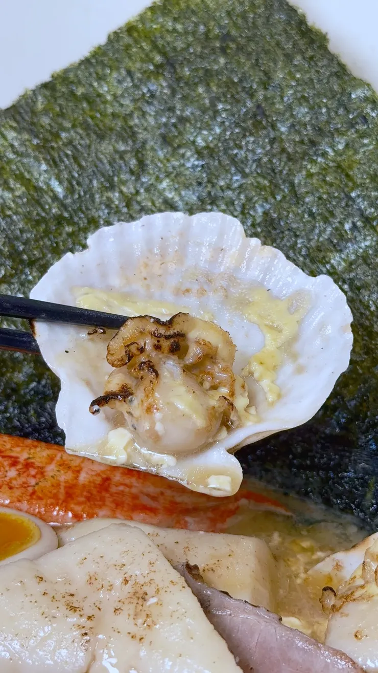 豐富的海味配料，讓這碗平價拉麵瞬間升級豪華海陸餐。