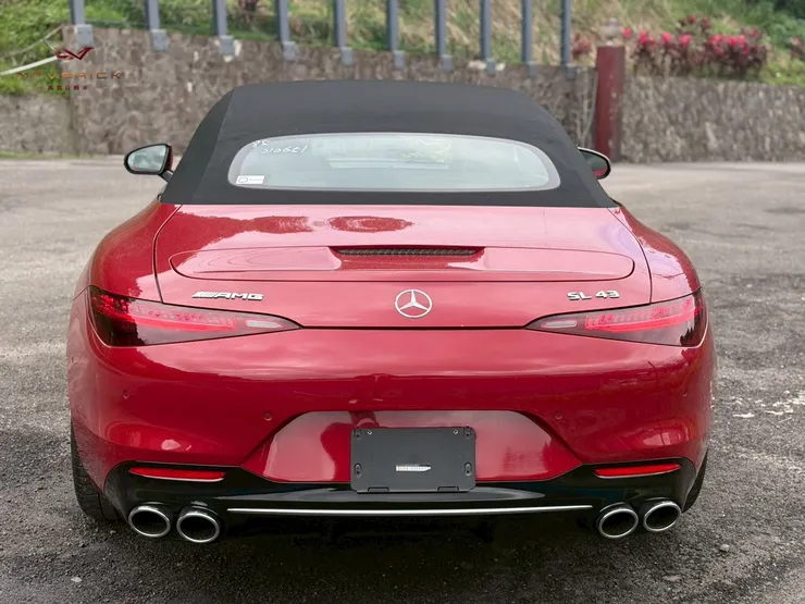 Mercedes-AMG SL43 日規外匯車進口紀錄！紅色敞篷跑車從日本橫濱港運抵台灣，完成卸船檢查。完整解析外匯車代購流程（選車、檢查、RORO船運、報關到交車），想了解SL43或進口車流程必看。