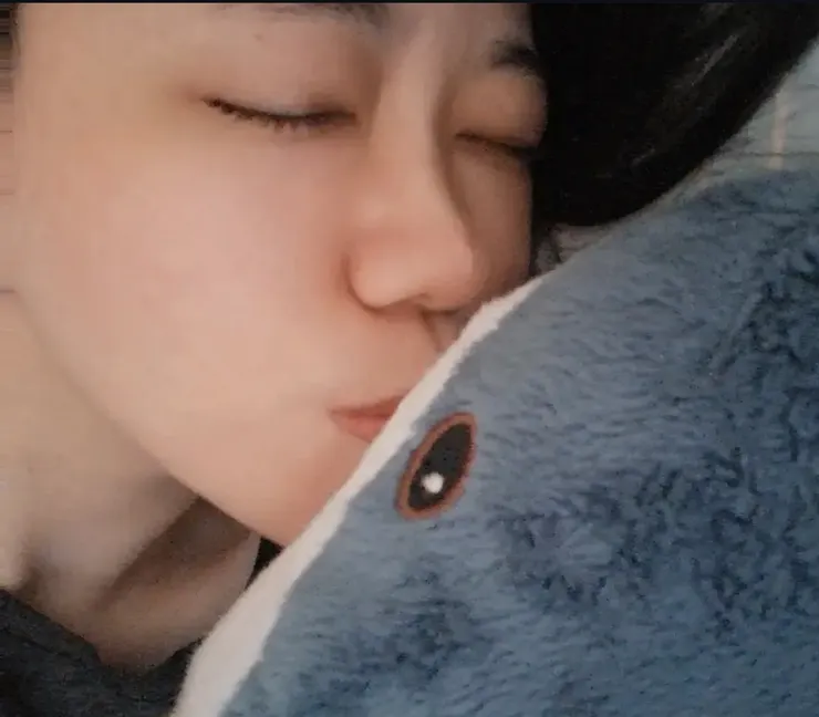 不管在早上還是在晚上，我都不需要化妝品來展示自己的美