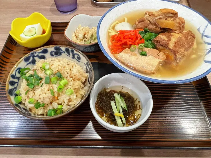 沖繩蕎麥麵是沖繩的代表性料理，雖然叫蕎麥麵但其實跟蕎麥麵一點關係都沒有XDD