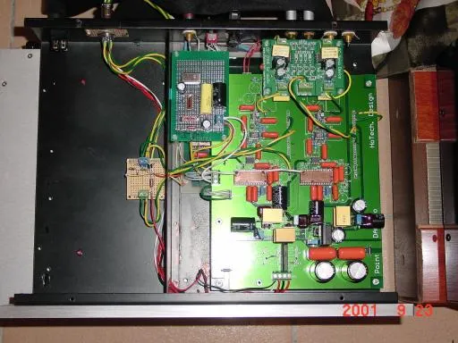 這是 DAC 內部照片，左邊背板設有一個 8p 接頭，將類比用電源引入，數位用穩壓皆裝在 DAC 的電路板上，三組 LT1085 與一組 LT1033