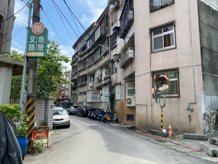 走進羅斯福路五段92巷，腳下是萬盛溪流經的地方。