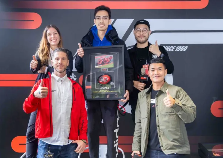 ▲Alpinestars亞太區新加坡辦公室代表Silvia De Navasquez(左上)、Luca Gasparini(左下)特別台來響應大橋65週年園遊會，與競標義賣MotoGP選手的實戰簽名滑塊得主合照。
