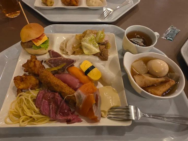 飯店自助式晚餐(我的擺盤不太漂亮，但是真的好吃！