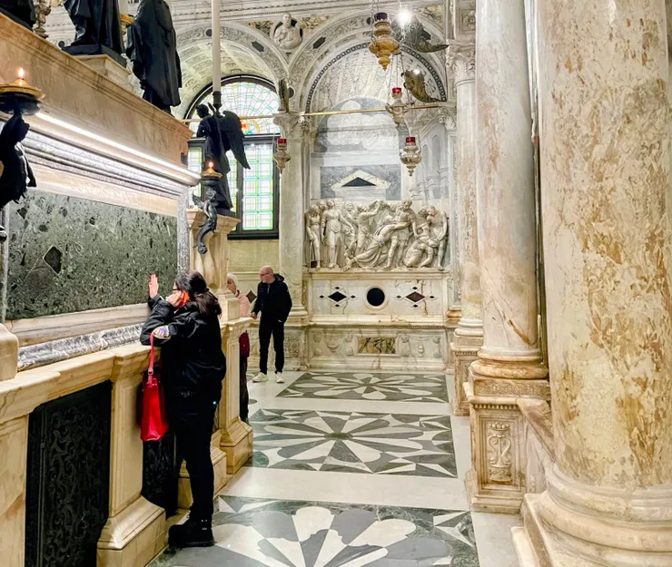 聖殿中常常看到有人停下祈禱，照片中的女人打電話與親友一起祈福。