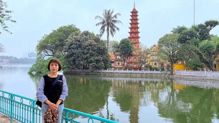  鎮國寺11 層高的紅色寶塔