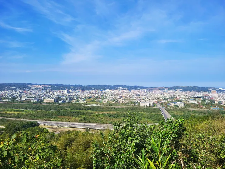 眺望跨越後龍溪的玉清大橋及苗栗巿區。