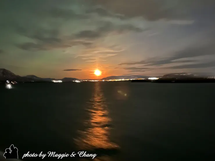 在船上望向北大西洋漆黑的海面上月亮如太陽一般耀眼