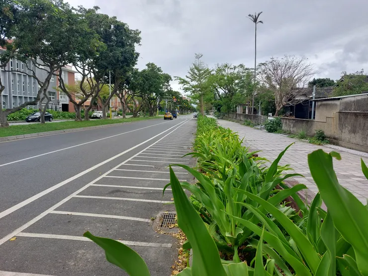 圖名：花中前機車停車格與人行道花圃 / 資料來源：我自己