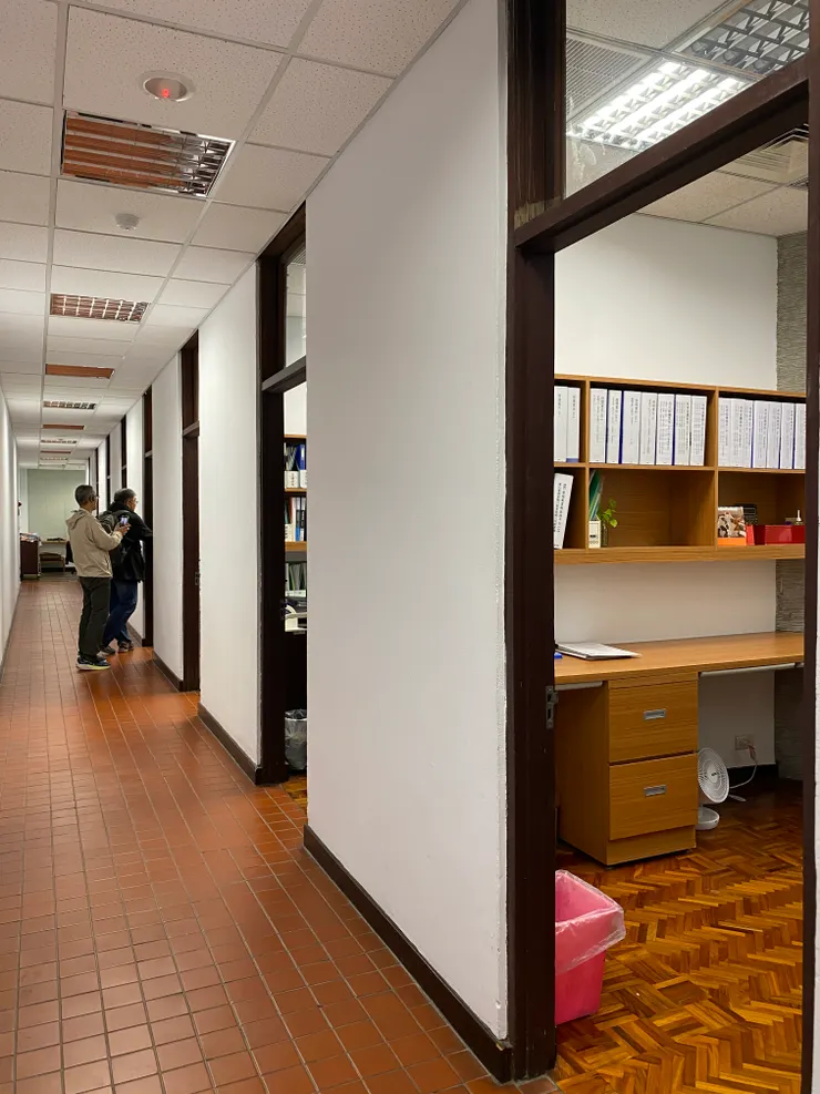 廊道上有許多小房間