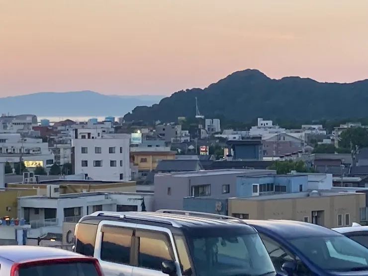 七月的敦賀超市樓頂，彼時的晚霞比起照片中的美太多了。