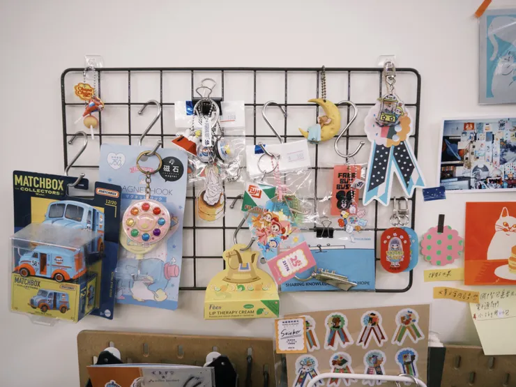 比較有紀念的鑰匙圈，有市集買的、壽司店或是展覽，也有穿插一些轉蛋 剛掛完就覺得好像要再買大一點的網架🤣