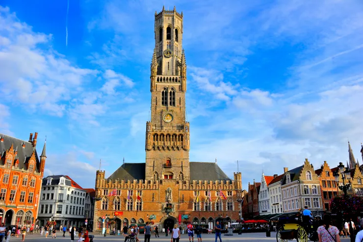 【集市廣場，雄偉的鐘樓。】