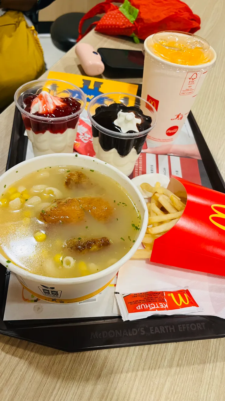 新葡京內小小的怡情，獲得今天的宵夜！香港澳門居然有心心念念的聖代和奶昔！還有特殊的玉米濃湯通心粉呢