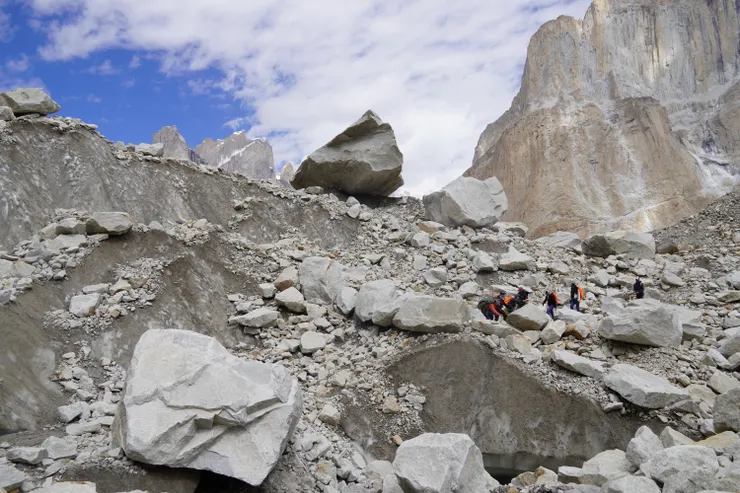 感覺隨時會滾下來的巨大冰磧石