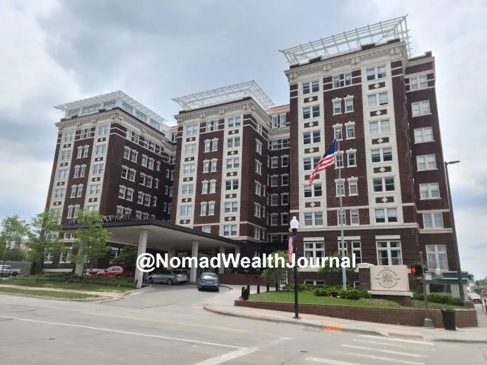 我們一家此行落腳的Kimpton Cottonwood旅館。它位於波克夏總部大樓正對面，我還特別訂了一間朝向波克夏總部的客房。