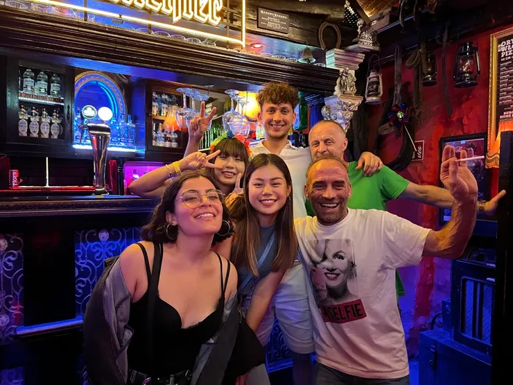 喝醉超愛跟酒吧老闆合照ＸＤ