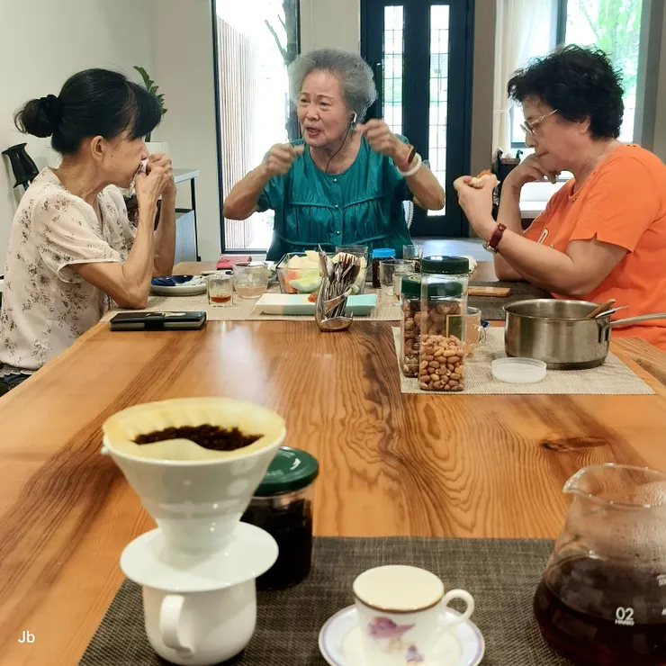 【十幾年來愉悦相伴無數閒逸晨午！2024/8/19，老媽老友來訪。】