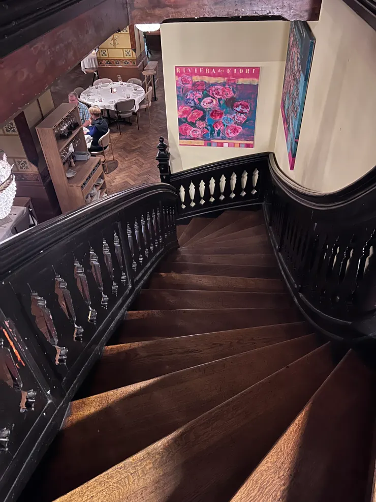 化妝間在2 F，要爬上這樓梯