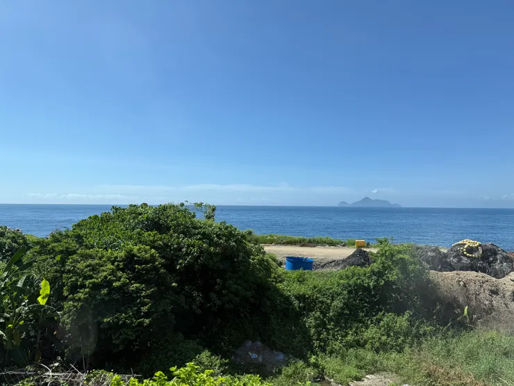 火車開到宜蘭站前的海景