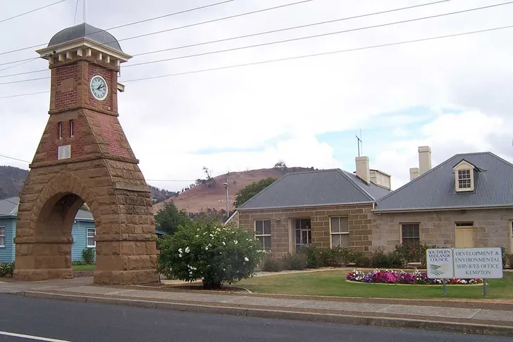 露營地旁的建築，非常可愛。圖／ourtasmania
