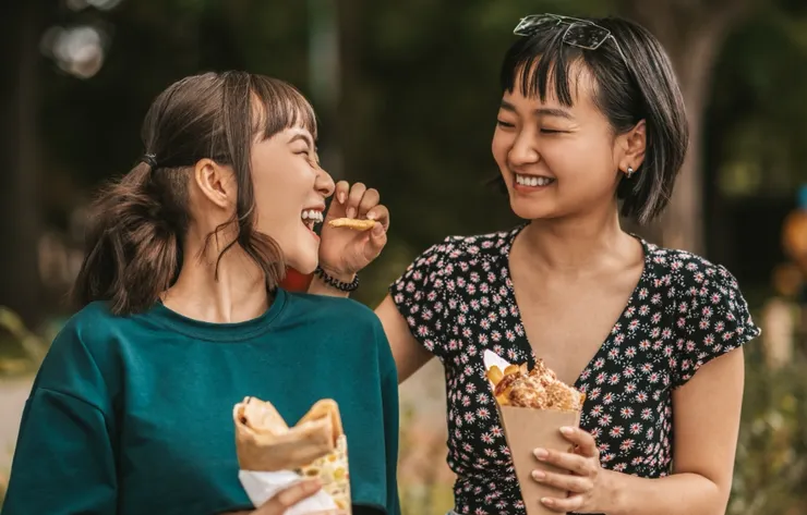 妳一定要有自己的興趣、自己的閨蜜和社交圈。當妳在餐桌上聊著妳最近學會的新技能，或者是跟朋友出去玩的趣事時，那種自信光芒最迷人。圖/123RF圖庫