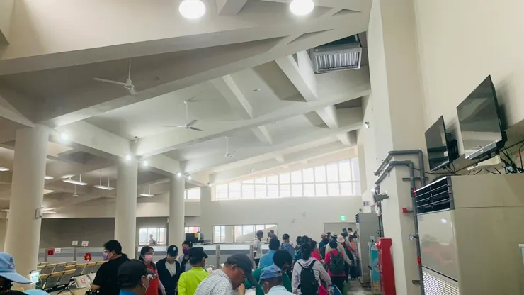 開始登船隊伍就會前進了。