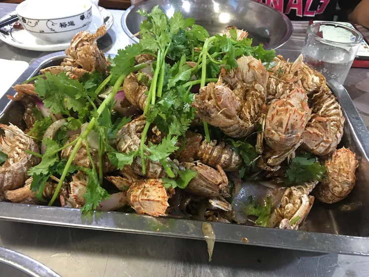 夜宵時間的海鮮攤位，皮皮蝦成了主角，比小龍蝦更鮮甜、更有層次。 夜晚人潮不散，一盤接一盤，吃的是熱鬧也是城市的煙火氣。