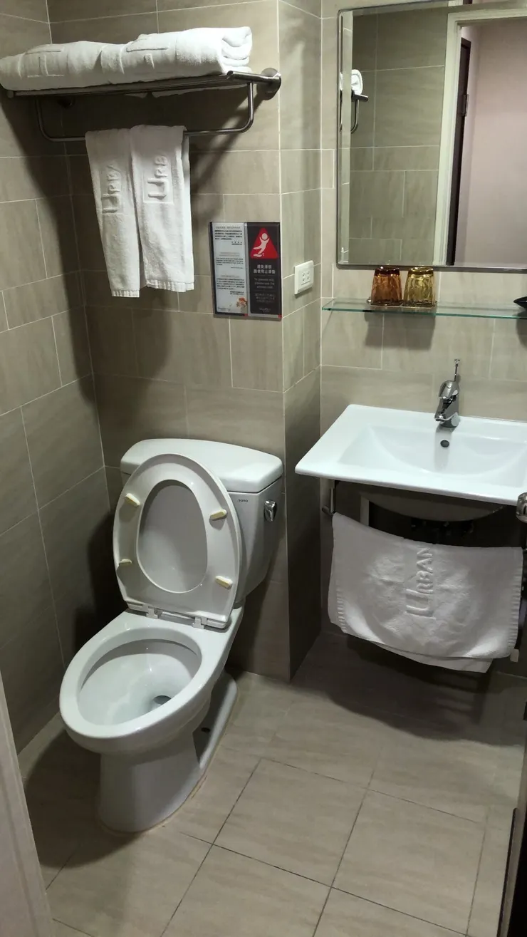 雙人房浴室，與四人房差不多，淋浴是在浴缸內