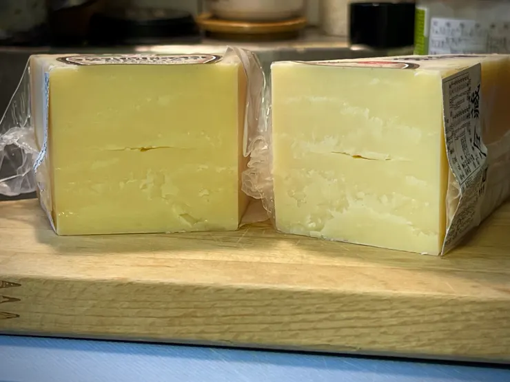 因為硬酪，所以切面容易有碎片(白色部份)產生。