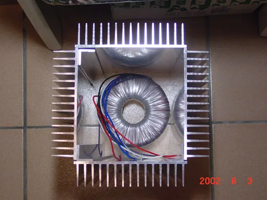 頂視圖，裡面放了一顆變壓器