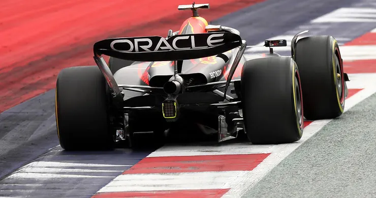 像這樣有輪子壓在線上，就不算出白線