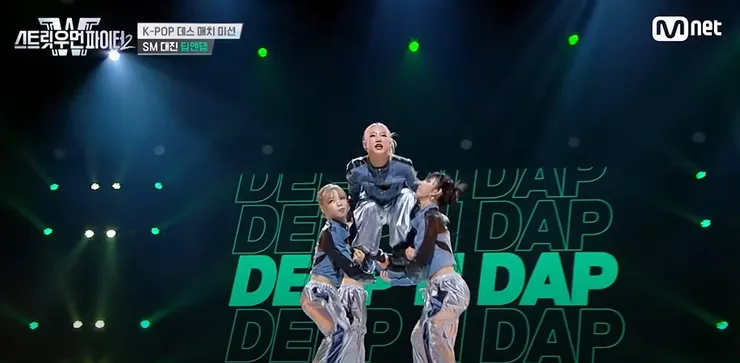 Gooseul看起來很不穩,像是隨時要掉下來的樣子