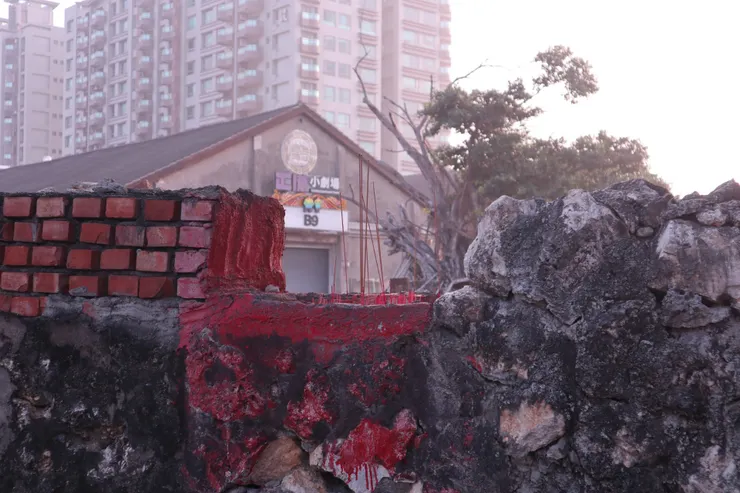 用紅漆加強顯眼程度的圍牆上線香座