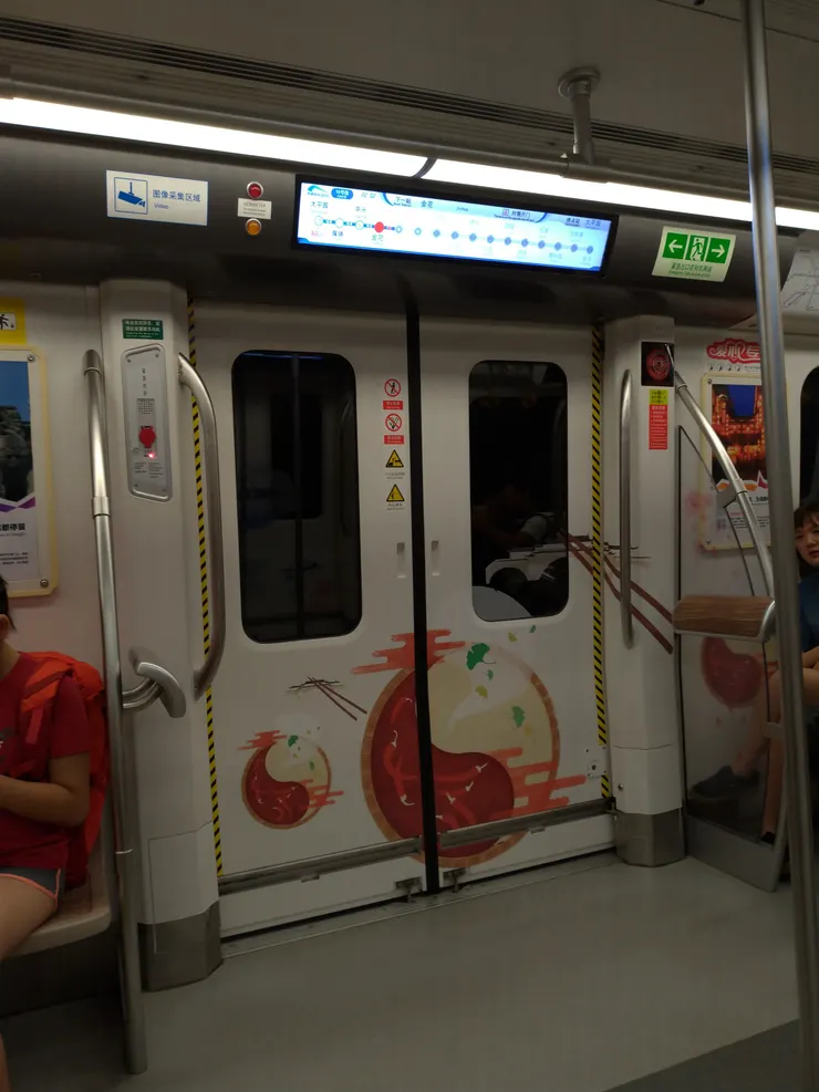成都地鐵門繪有他們最愛的火鍋