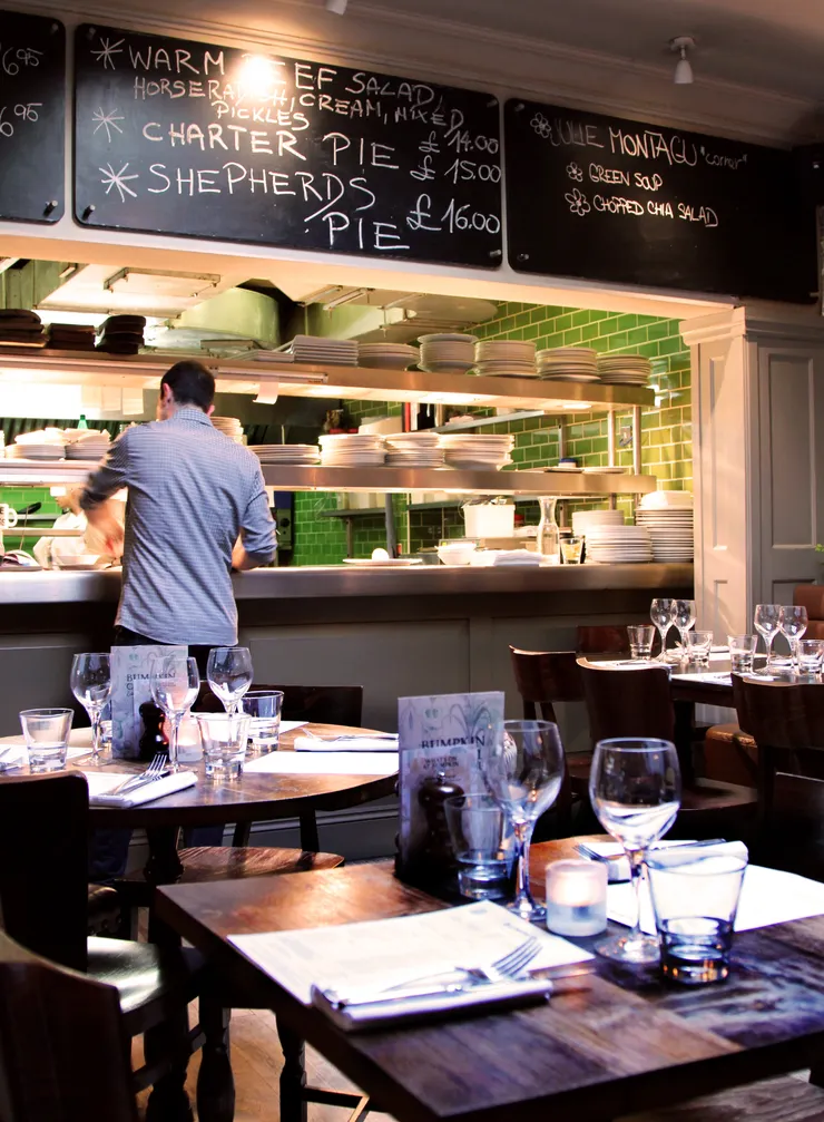 這裡既然提供康瓦爾蟹，黑板的推薦上會出現康瓦爾雞肉派Charter pie也不是什麼令人意外的事，這是由派皮上下四周全包覆的派，值得嚐試