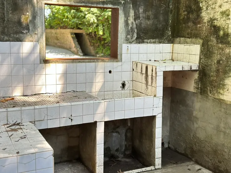 之前眷村的廚房格局，高低不齊的磁磚流理台，是為了放置瓦斯桶和水管