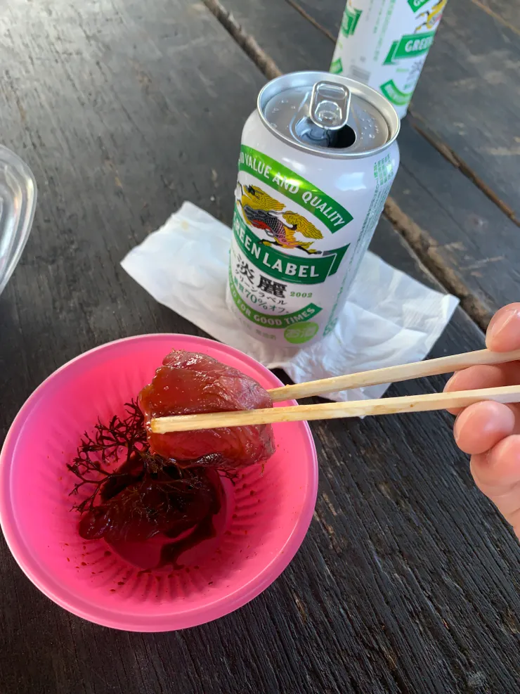 鮮美的鬼頭刀生魚片配上啤酒