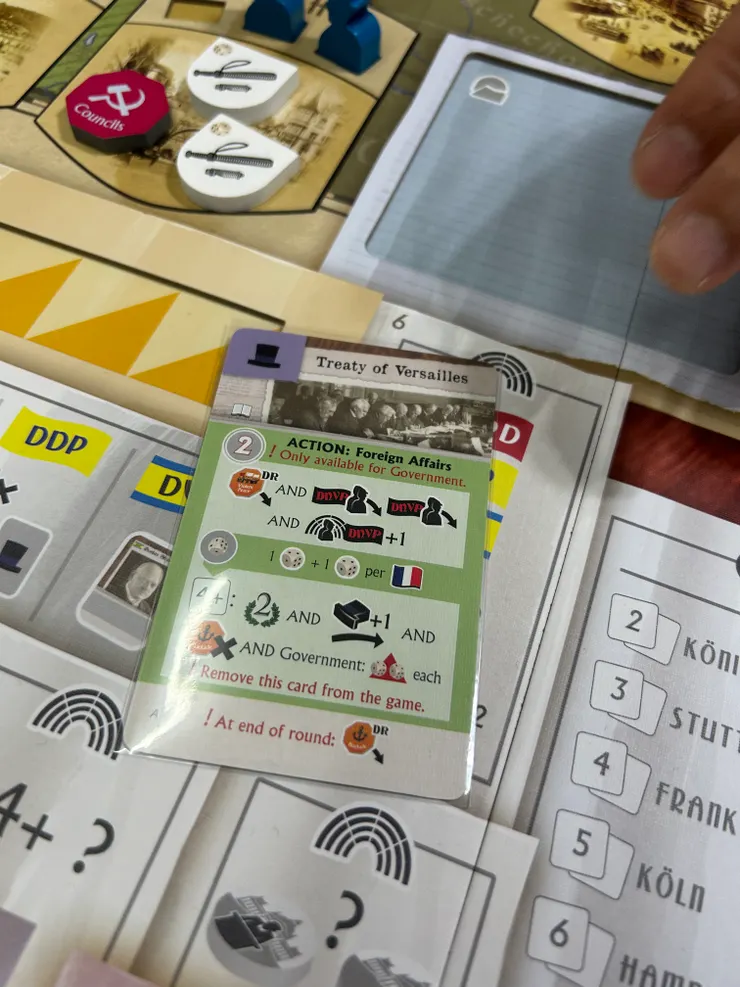 凡爾賽條約是政府玩家在遊戲中遇到的第一個難題，如果不簽，西方國家會持續封鎖德國經濟，但要是簽了，人民會更倒向國家人民黨的仇恨宣傳。