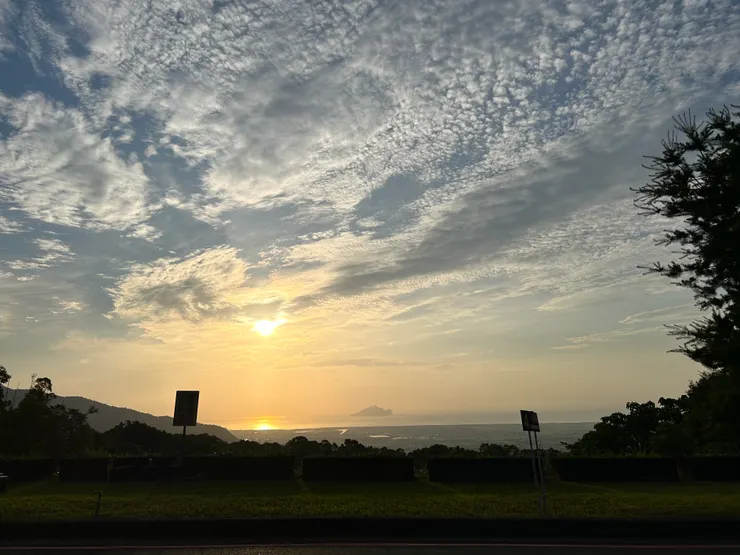 在校園晨跑,與美麗的山景相遇